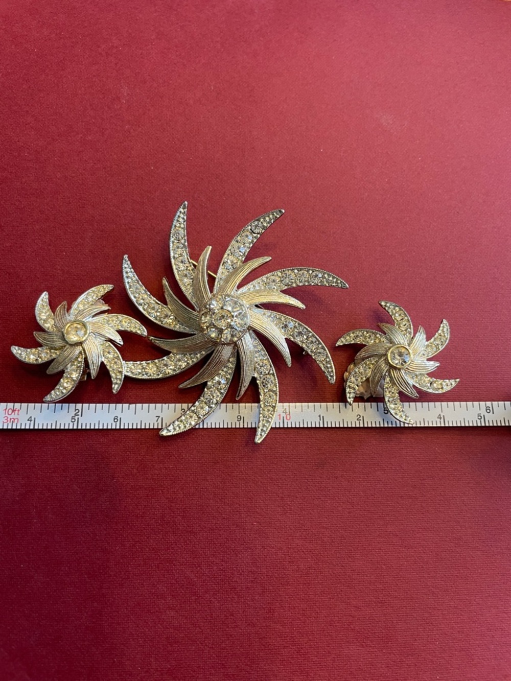 Sarah Coventry brooch and clip earrings set